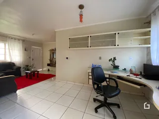 Sala de estar com piso de cerâmica e janela na residência.
