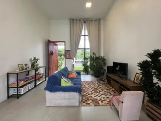 Sala de estar com sofá azul e decoração de madeira em Lajeado.
