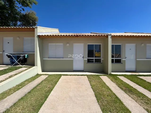 Fachada de uma casa em Lajeado, Brasil, com jardim e calçada.