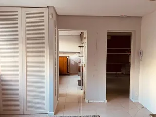 Vista de um corredor interno de uma residência em Lajeado.