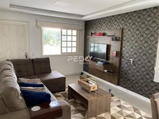 Sala de estar com sofá e decoração em ambiente residencial.