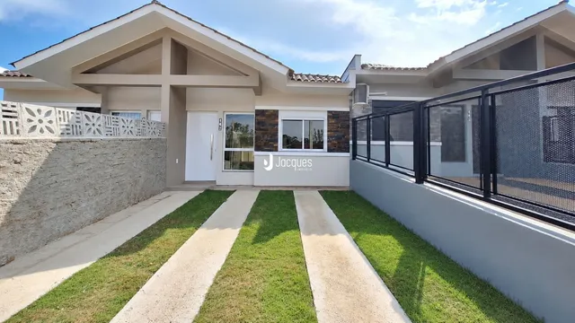 Casa geminada com 2 dormitórios