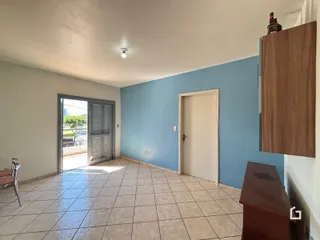 Interior de uma sala com piso de cerâmica e paredes azuis claras.