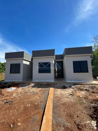 Fachada de uma casa em construção em Lajeado, Brasil, sob um céu azul.