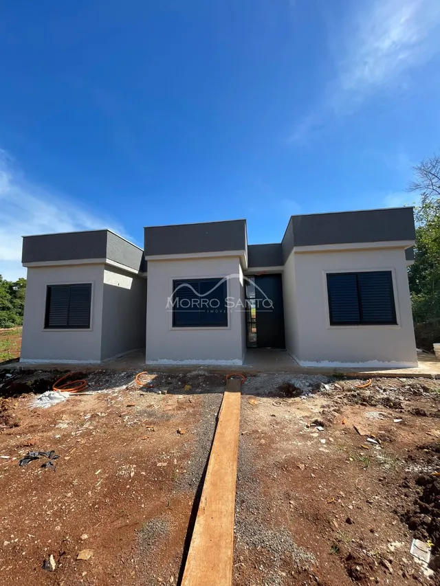 Fachada de uma casa em construção em Lajeado, Brasil, sob um céu azul.