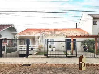 Fachada de uma residência com cerca de ferro em Lajeado, Brasil.