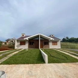 Foto da fachada de uma casa com jardim em Lajeado, Brasil.