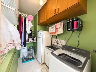 Foto de uma cozinha com armários e máquinas de lavar roupa em Lajeado.