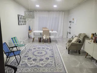 Sala de jantar iluminada com mesa e decoração em um imóvel no Brasil.
