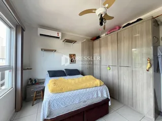 Quarto com armários e ar condicionado instalado.