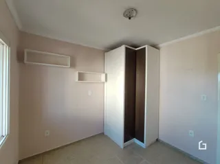 Um corredor com nichos e armários embutidos nas paredes.
