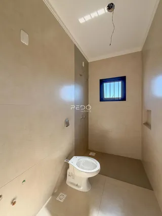 Foto de um banheiro com revestimento cerâmico nas paredes.
