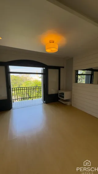 Sala ampla com vista para o exterior.
