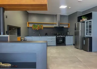 Esta é uma foto da cozinha moderna de uma residência em Lajeado.