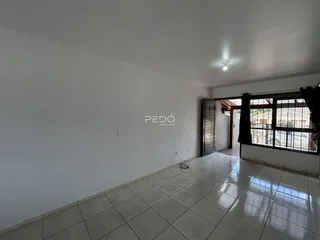 Hall de entrada com piso de cerâmica e janela para área externa.