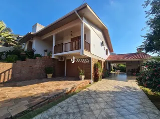 Fachada de uma residência em Lajeado, Brasil, com entrada pavimentada.