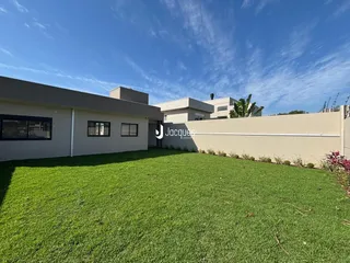 Fachada de uma casa com gramado verde em Lajeado.