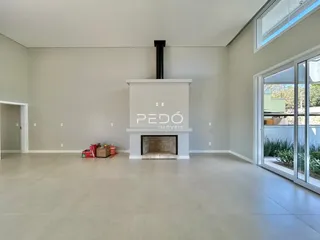Sala ampla com lareira moderna e porta de vidro de grande porte.