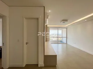Hall de entrada de uma residência com portas brancas.