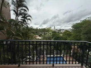 Vista de uma varanda com piscina e paisagem verde em Lajeado.