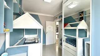 Quarto com estrutura de cama de solteiro em ambiente claro.