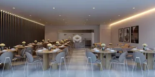Uma sala de jantar moderna com mesas de madeira e cadeiras.