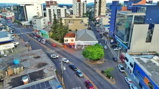 Vista aérea de uma rua em Lajeado, Brasil mostrando edifícios e infraestrutura.