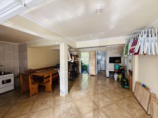 Ambiente interno com piso de cerâmica e móveis de madeira.