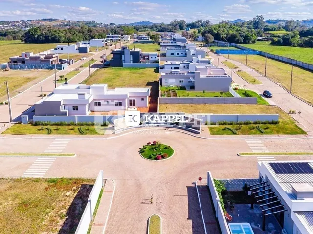 Vista aérea de uma residência com jardim em Lajeado, Brasil.