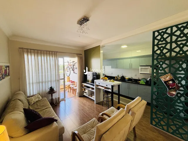 Sala de estar com vista para a área externa e cozinha integrada.