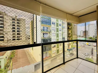 Vista da rua e dos edifícios vizinhos de Lajeado, Brasil, vista através das janelas do imóvel.