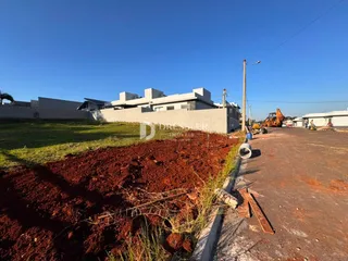A foto mostra a fachada de uma propriedade com terra exposta na frente em Lajeado, Brasil.