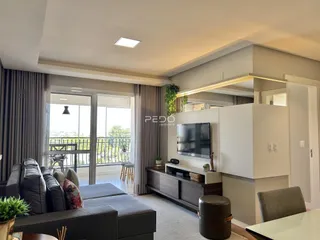 Sala de estar com grandes janelas que oferecem uma vista externa.