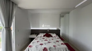 Quarto com cama e janela em um imóvel.
