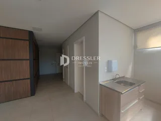 Hall de entrada com armário de madeira e bancada.