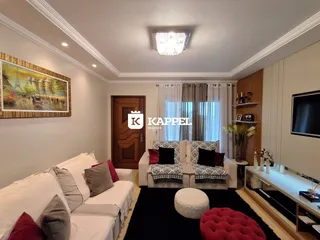Sala de estar com sofá branco e decoração em ambiente interno.