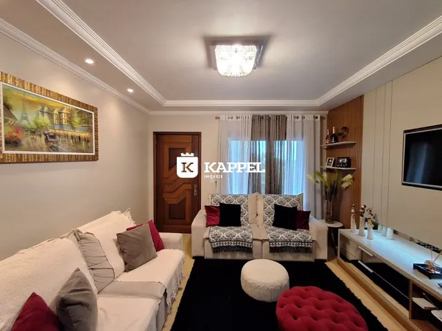 Sala de estar com sofá branco e decoração em ambiente interno.