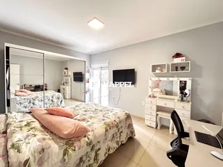 Quarto espaçoso com cama e armário em um apartamento.