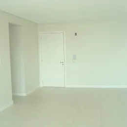 Vista interna de um corredor branco com porta.