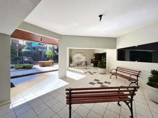 Sala de estar com acesso a um pátio externo com piso de cerâmica.