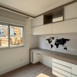Foto de uma cozinha com armários brancos e piso de madeira clara.