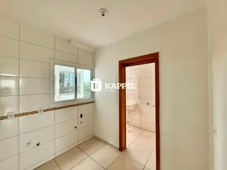 Hallway com revestimento branco e janela.
