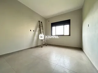 Sala de um imóvel em Lajeado com paredes brancas e piso de cerâmica.