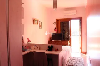Interior de uma sala com paredes rosadas e portas de madeira