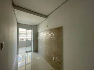 Vista de um corredor interno com porta de vidro e parede texturizada.