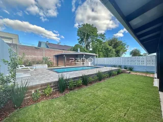 Foto de uma área externa com piscina e jardim em Lajeado, Brasil.