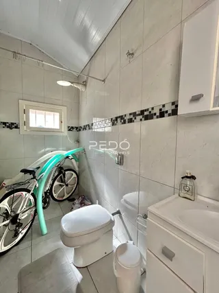 Foto de um banheiro interno com azulejos brancos e pretos.