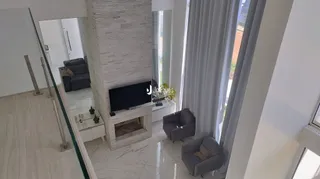 Interior de uma sala com piso claro e lareira.
