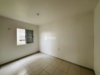 Ambiente interno de uma sala com piso de cerâmica clara.