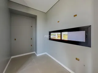 Hall de entrada com janela no interior de uma residência.